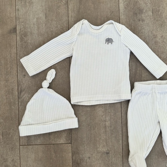 Carter’s Newborn Baby Boy 3 Pc White Matching Outfit Set
Euc - Picture 3 of 5